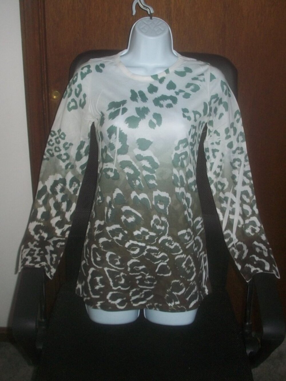 womens RUE 21 top.leopard pattern.size jr. large